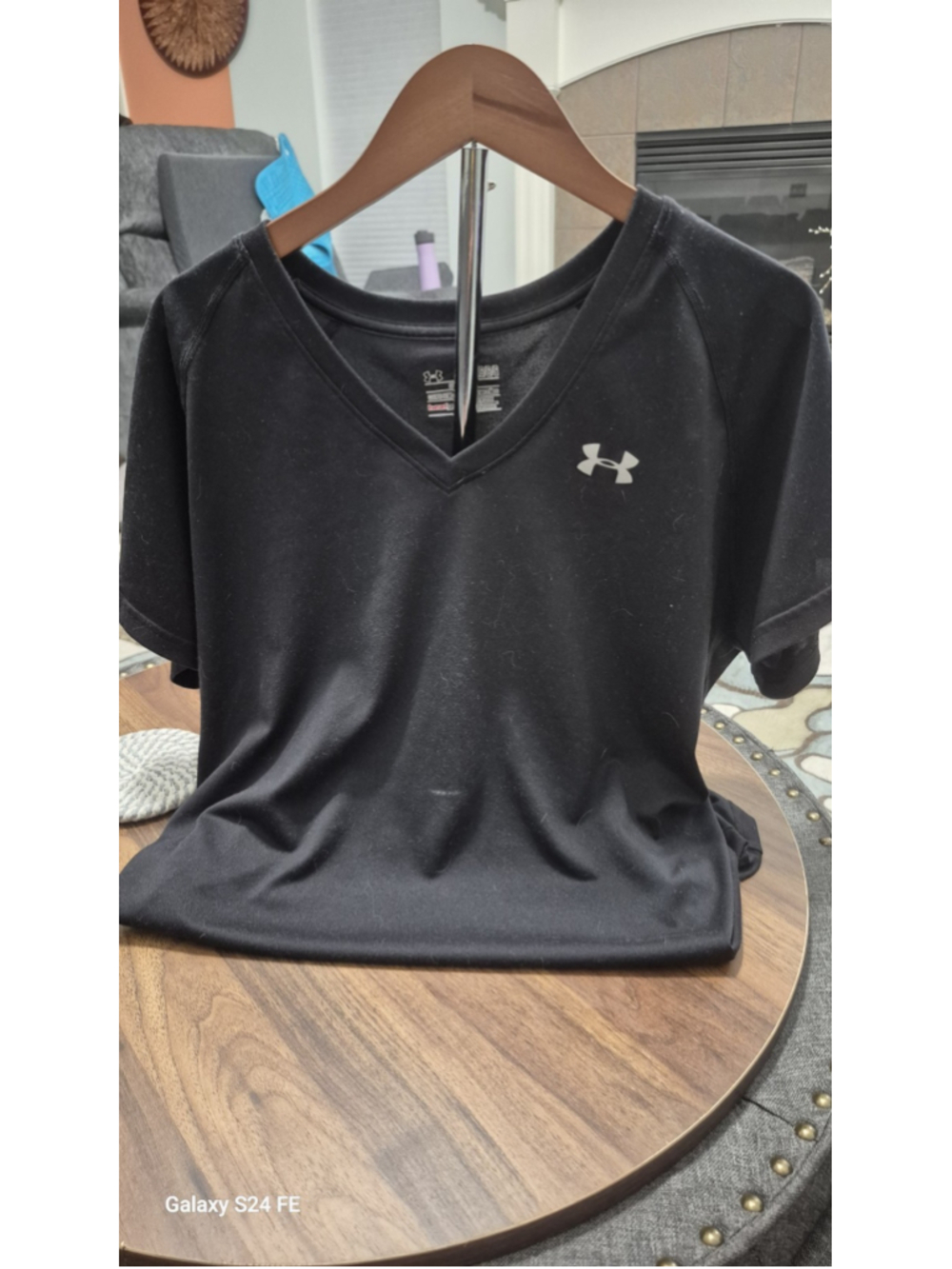 Under Armour Tech Heat Hear V-Neck Shirt Sleeve Shirt Black Women’s M
